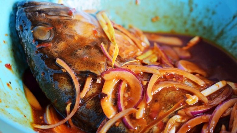 辣烤黑头鱼,将黑鱼加入，将调料均匀涂抹鱼全身及鱼肚里，入冰箱腌制24小时；