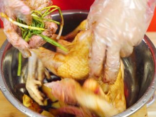 洪七公看到也會流三天口水——芳香叫花雞,把蔥和姜抓一點塞進雞肚子里