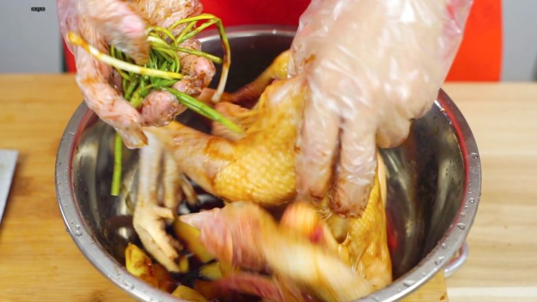 洪七公看到也会流三天口水——芳香叫花鸡,把葱和姜抓一点塞进鸡肚子里