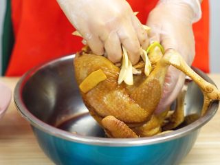 洪七公看到也會流三天口水——芳香叫花雞,把炒好的時令食材放入腌制好的雞肚子里