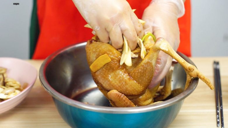洪七公看到也会流三天口水——芳香叫花鸡,把炒好的时令食材放入腌制好的鸡肚子里