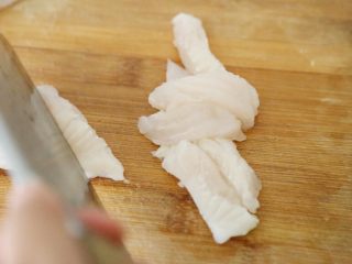 巴沙酸湯魚,巴沙魚洗凈，切成1厘米寬的長條。