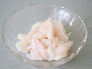巴沙酸湯魚,切好的巴沙魚段，放在碗里備用。