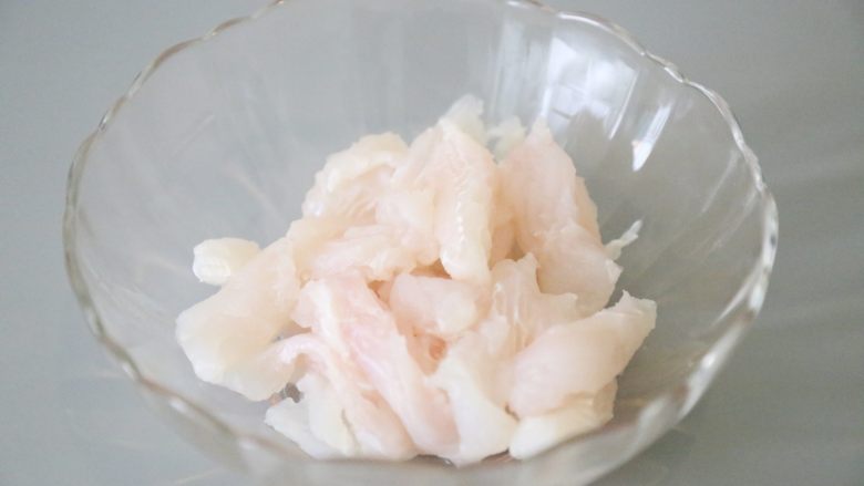 巴沙酸汤鱼,切好的巴沙鱼段，放在碗里备用。