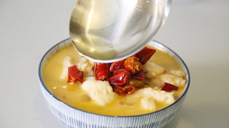 巴沙酸汤鱼,烧一勺热油，淋在干辣椒上，让辣椒段散发出香气即可。