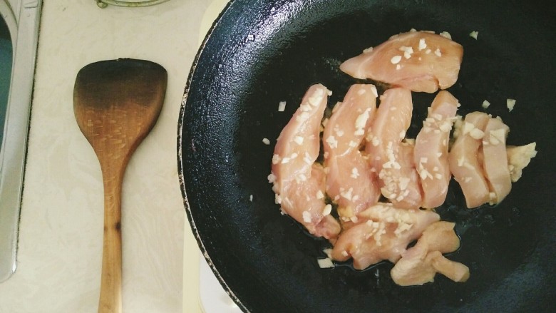 【减脂菜谱】耗油煎鸡胸,平底锅内放入少许的油，用锅铲把油均匀的铺满锅底。放入鸡胸肉。

中火盖上锅盖，双面煎，至表面微黄。