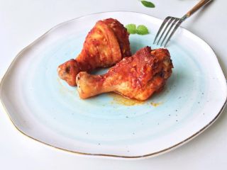 韓式香蒜辣烤雞,打開紙包，讓雞皮暴露出來，放回烤箱，再烤5分鐘左右，讓雞皮變脆，即可。