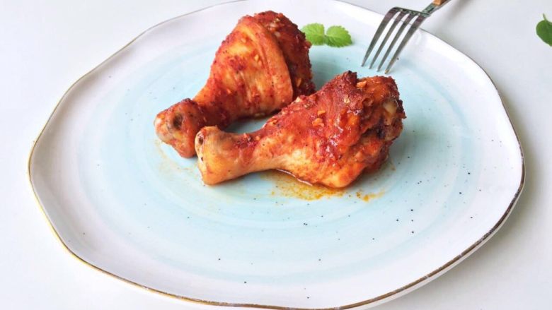韩式香蒜辣烤鸡,打开纸包，让鸡皮暴露出来，放回烤箱，再烤5分钟左右，让鸡皮变脆，即可。