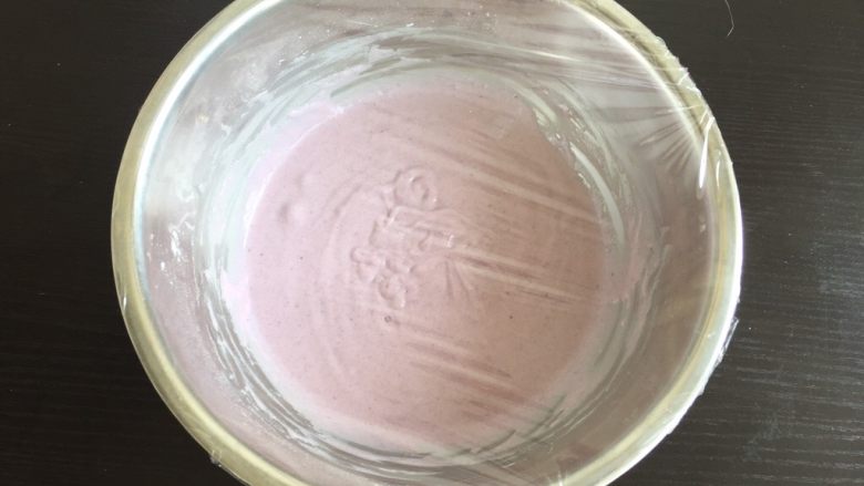 紫薯糯米糕,表面加盖保鲜膜