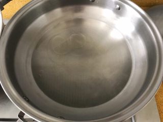 红烧狮子头,准备一锅开水，锅内加少量食用油，放入之前准备的青菜烫一下；