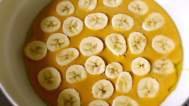 玉米香蕉早餐餅,面糊倒進去以後立刻把香蕉碼放整齊在面糊上