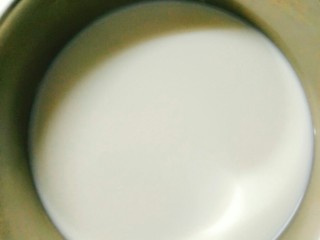 芒果椰奶冻,将牛奶、椰子汁、糖混合在一起，小火加热至糖无颗粒，放凉。