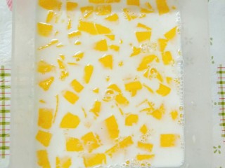 芒果椰奶冻,等到吉利丁液和椰奶液温度差不多时，先将小部分椰奶倒入吉利丁液搅拌均匀，再慢慢倒入剩余液体，充分融合在一起。
将芒果丁倒入椰奶中。