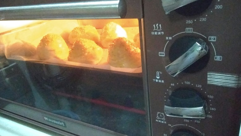 迷你巨无霸汉堡包～汉堡胚制作～,发酵后，看到是原来的1.5-1.8倍大了，就可以烤了，烤箱预热180度，然后上火170，下火180，中层20分钟。这个我家烤箱的温度，你们根据自己家的烤箱脾气适当调节。