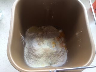 黄油面包卷,先放牛奶，和盐。再放面粉，然后是奶粉，糖，酵母和蛋液。放入面包机开始揉面。
