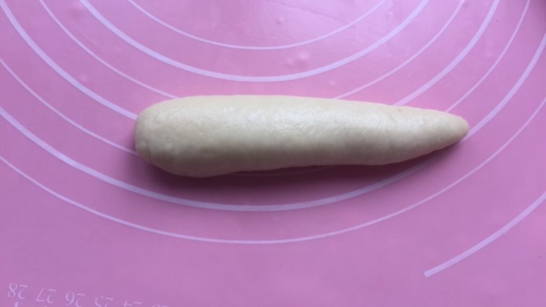 黄油面包卷,稍微搓搓，搓成这样的造型。
