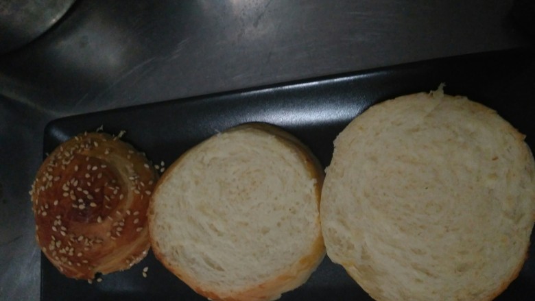 迷你巨无霸汉堡包～汉堡胚制作～,面包横着切两刀变成三片，就开始叠罗汉啦！(*/ω＼*)