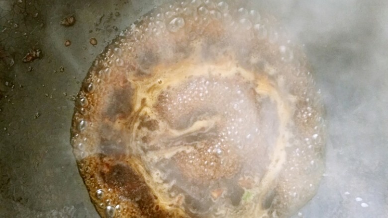 煎酿秋葵,重新起锅，加入少量清水，再入少许生抽，烧开之后兑入少量的水淀粉，再次烧开，即成粘稠的汤汁。