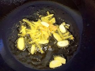 爆炒猪肝,10分钟后，锅中热油，先放蒜，姜爆香。