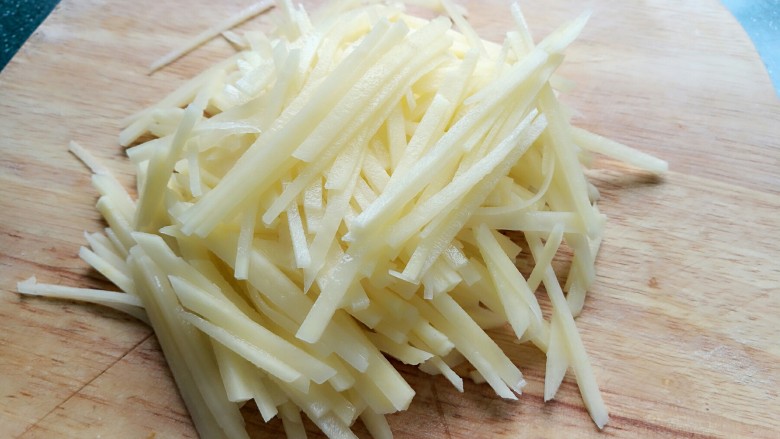 洋芋擦擦土司,土豆切成丝，不要用水清洗切好的土豆丝。