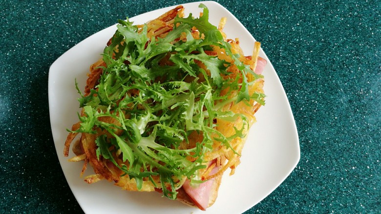 洋芋擦擦土司,放入苦菊叶或者生菜。或者放你喜欢的蔬菜。