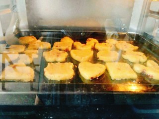 蔓越莓曲奇饼,将烤箱160℃提前预热10分钟，再放入小饼干160℃上下烘烤20分钟