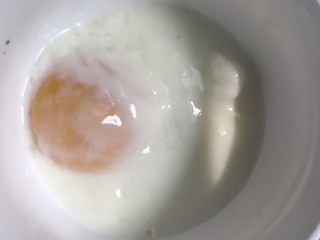 牛油果温泉蛋拌饭,时间到取出鸡蛋，像平时磕鸡蛋一样，打在碗里