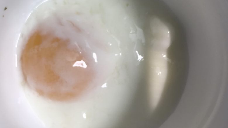 牛油果温泉蛋拌饭,时间到取出鸡蛋，像平时磕鸡蛋一样，打在碗里