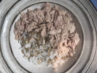 牛油果温泉蛋拌饭,米饭蒸好后，把金枪鱼罐头取出来，攥干水分，铺在上面