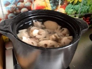 砂锅煨藕汤,莲藕放到砂锅里加上足够的水量，看看快满锅了