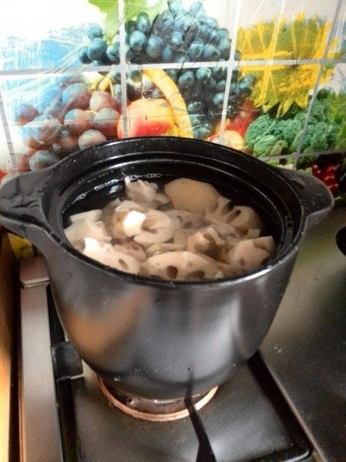 砂锅煨藕汤,莲藕放到砂锅里加上足够的水量，看看快满锅了