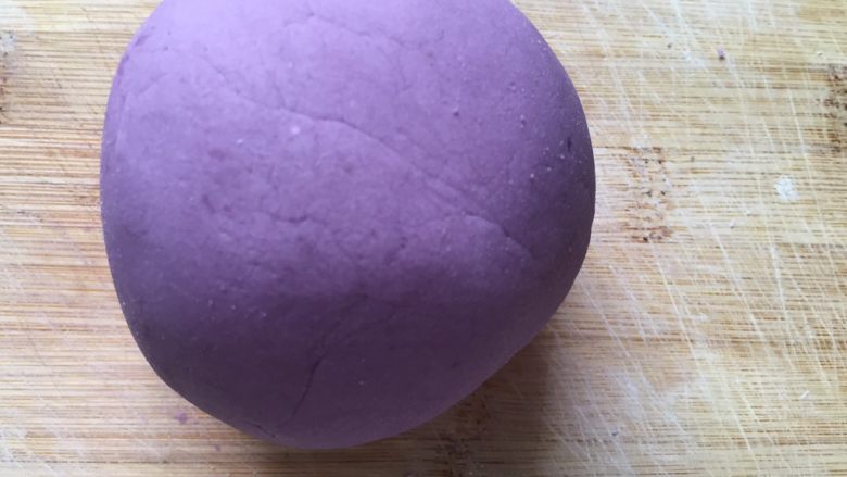 紫薯南瓜双色芋圆,揉成面团，越揉透芋圆就越Q。