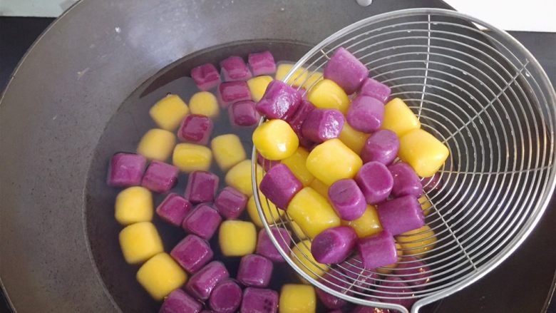 紫薯南瓜双色芋圆,把芋圆捞出放在事先准备好的凉开水中，这步主要是增加芋圆的Q性。