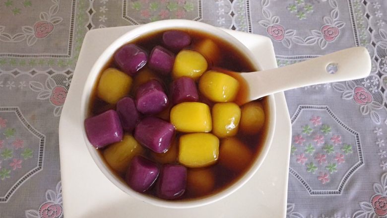紫薯南瓜双色芋圆,加红糖水味道也不错，还养生的哦。