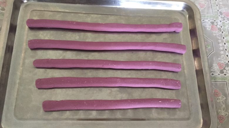 紫薯南瓜双色芋圆,把面团分成五小块，搓成长条。