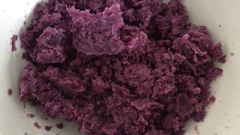 紫薯南瓜双色芋圆,把蒸好的紫薯捣成泥。