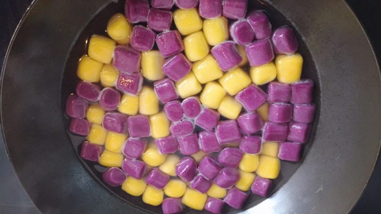 紫薯南瓜双色芋圆,待芋圆全部浮起来就熟了