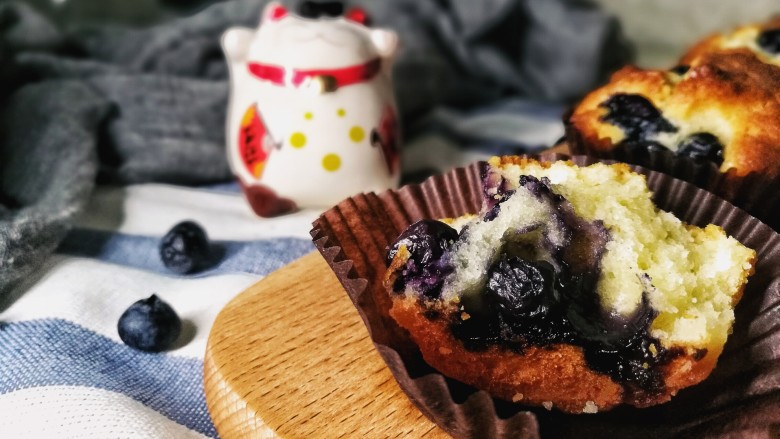 #砧板秀# 蓝莓酸奶爆浆蛋糕,香喷喷 外酥里软的马芬出炉啦