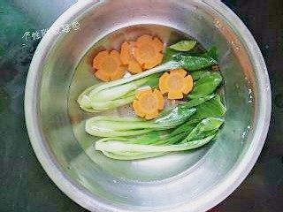 秘制鸡腿饭,烫熟的蔬菜捞出用冰水冰一下