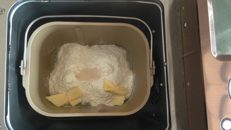 脆皮肠面包袋,将面包桶放入到东菱面包机内。