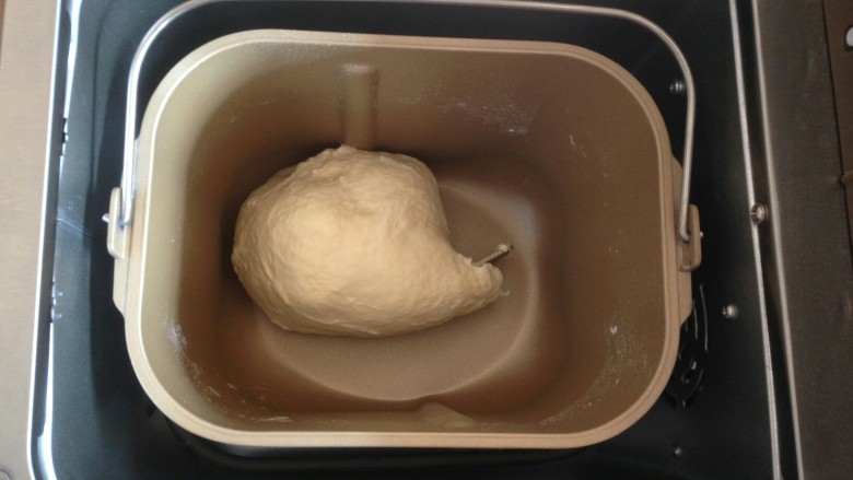脆皮肠面包袋,选择和面25分钟。 面团和好后，选择发酵50分钟。室温高的话，直接在室温发酵即可。