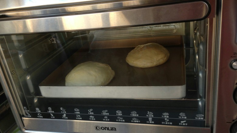 脆皮肠面包袋,放进预热好上火170度，下火175度的烤箱下层，烘烤15分钟。