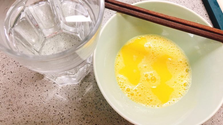龙利鱼蒸蛋,加入1:1的温水（这里我实验了，最少0.5的水，最多2倍的水，口感最好的是1:1）。水温37度最好，热了可以变鸡蛋花啦。