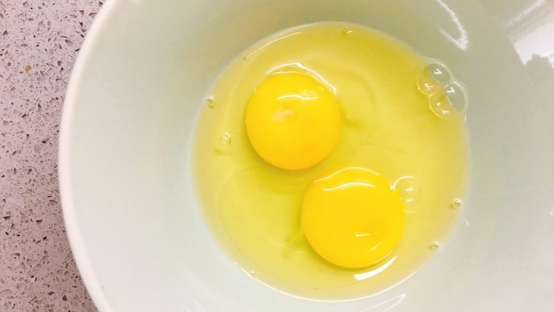 龙利鱼蒸蛋,2只鸡蛋放到碗里