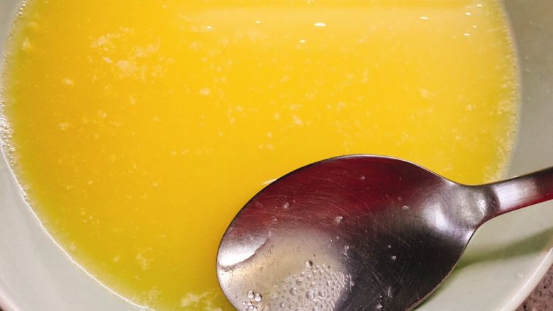 龙利鱼蒸蛋,用勺子撇去泡沫，追求完美的亲还要过筛3次，筛子选20目左右的。