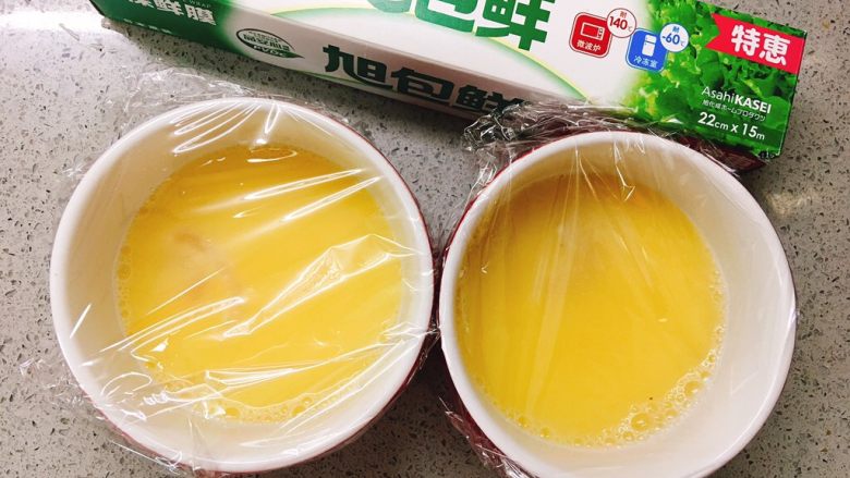 龙利鱼蒸蛋,倒入鸡蛋液，再盖上保鲜膜（注意是耐高温保鲜膜）。