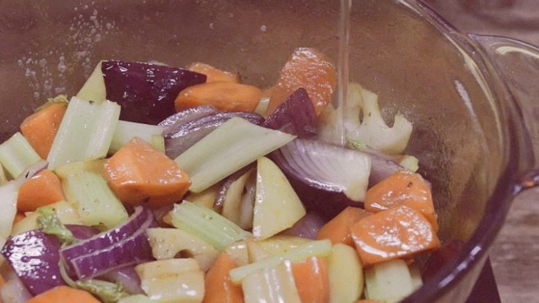 三汁焖锅,倒入切好的蔬菜翻炒，撒盐和胡椒翻炒均匀；倒入适量清水，大概在蔬菜一半的位置