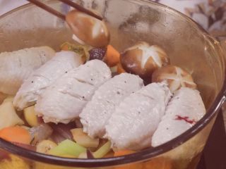 三汁焖锅,在蔬菜上码放好鸡翅和香菇焖煮30分钟