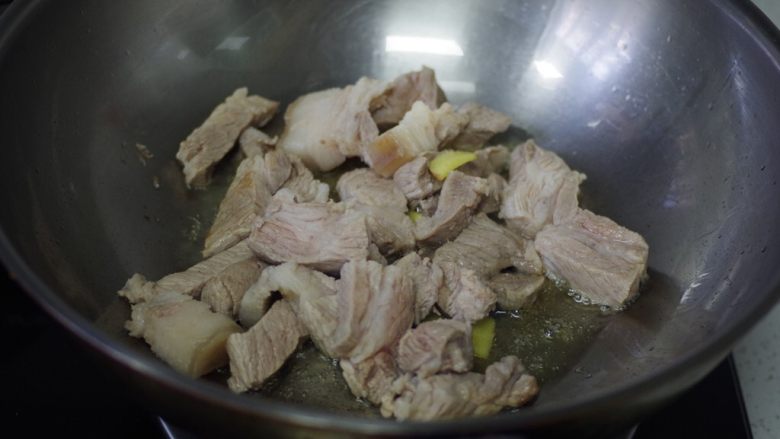 梅干菜土豆烧肉,下猪肉块，大火煸炒