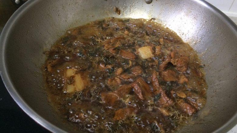 梅干菜土豆烧肉,烧开后转小火继续炖20分钟。